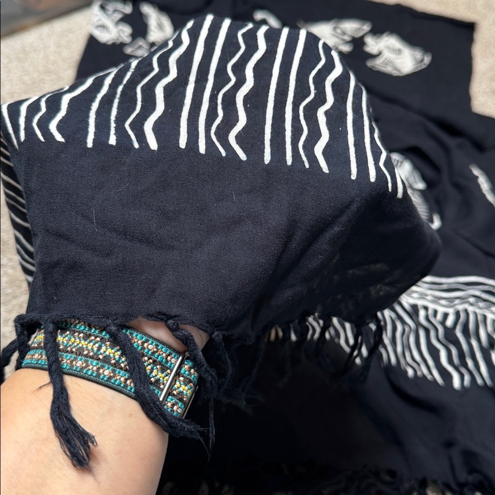 Sarong Beach Wrap Scarf Coverup w Fringe in Black & White - Picture 11 of 13